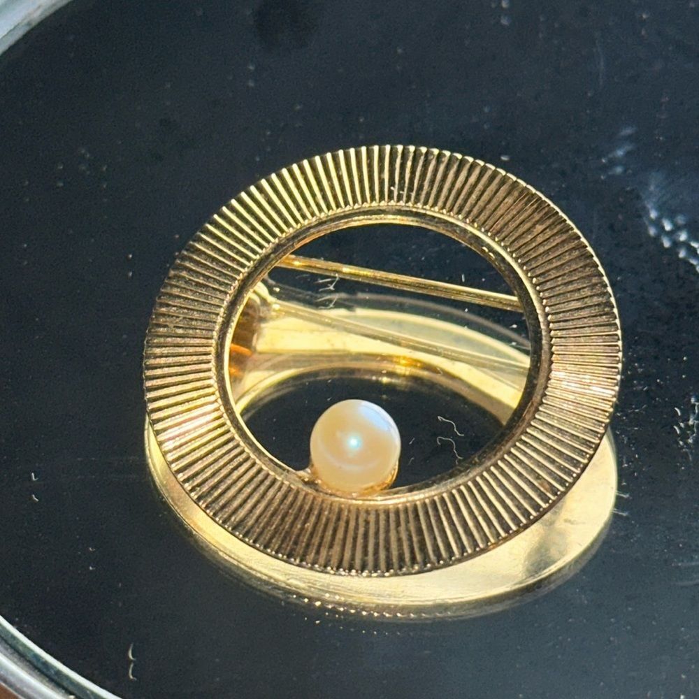 Vintage mid century gold tone circle brooch‎ with faux pearl